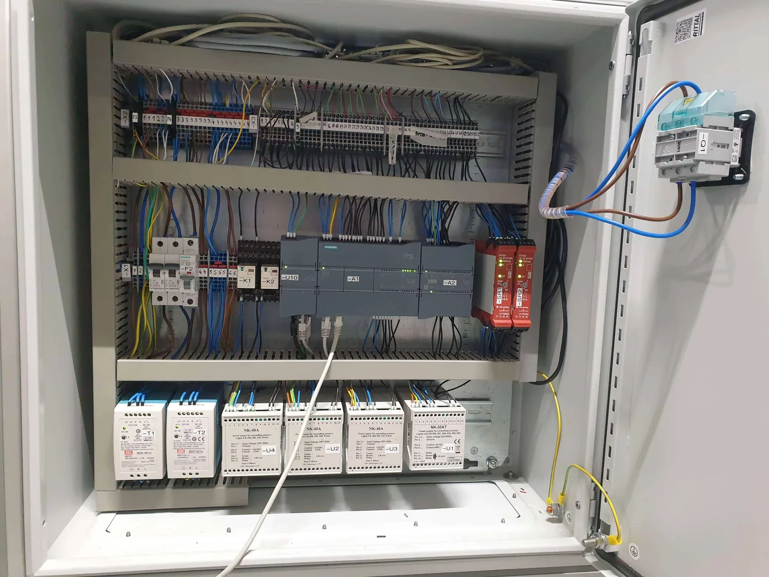 Siemens SIMATIC S7-1200 PLC and safety relays in the control cabinet of the AOI Sklopka machine