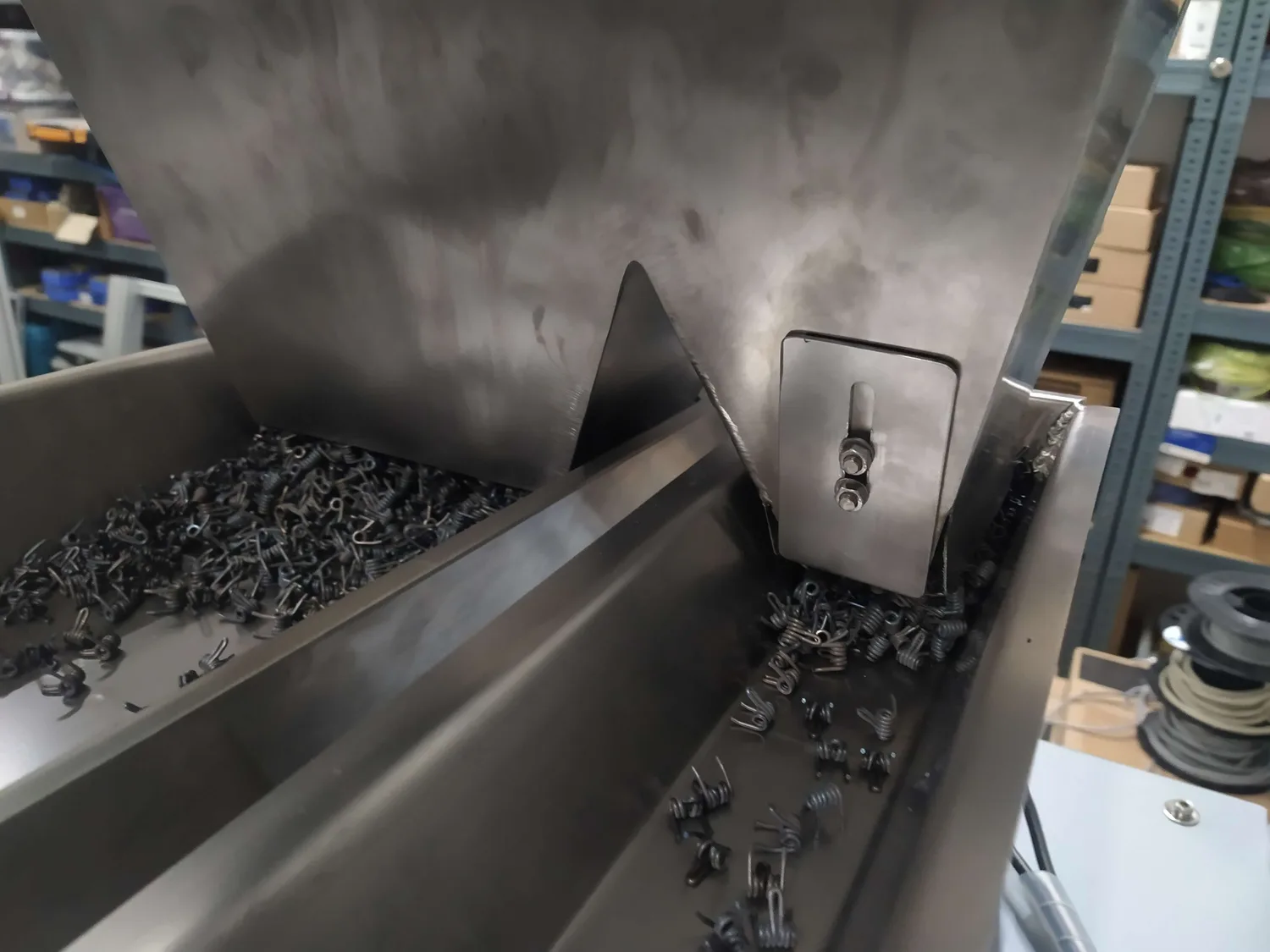Double torsion springs at the hopper outlet in the vibratory troughs of the DOVA machine