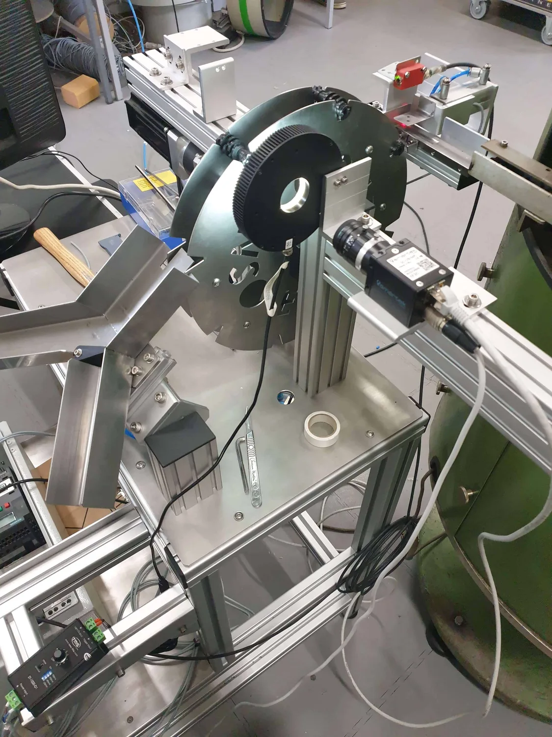 Electric rotary table with a Basler camera for optical inspection of the plastic component curve on the KRIVULJA machine