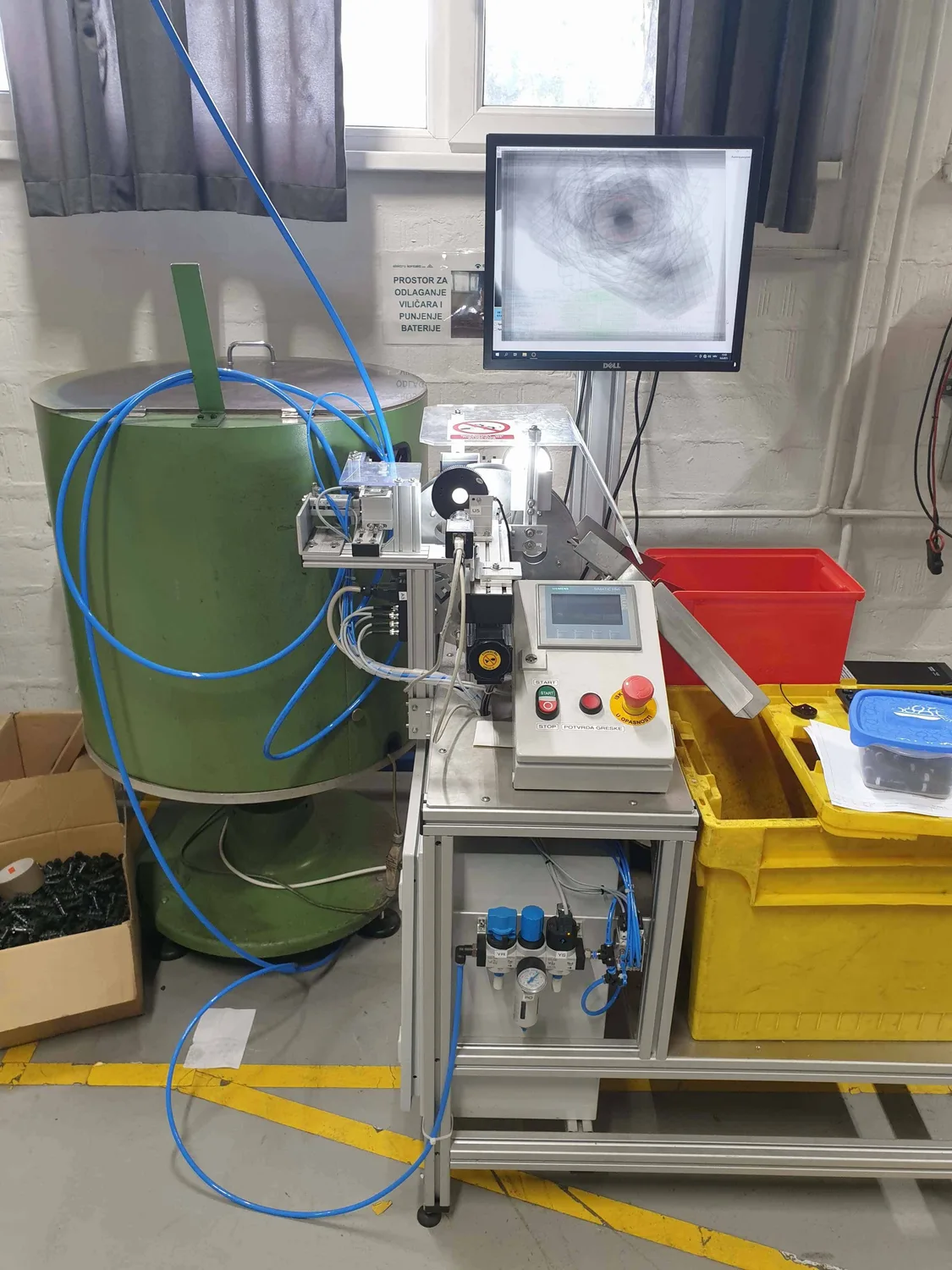 Bowl feeder and HMI control station of the KRIVULJA machine with the component image shown on the monitor