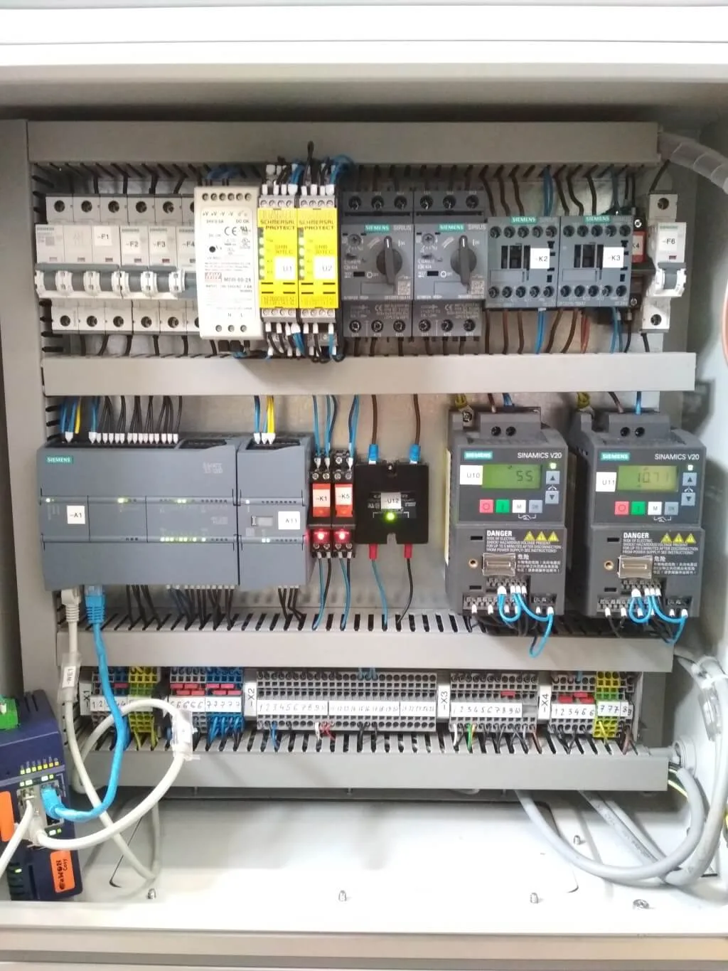 Schaltschrank der Maschine TUMIX mit Siemens-SPS S7-1200 und zwei Sinamics-V20-Umrichtern für den Antrieb der Walzen