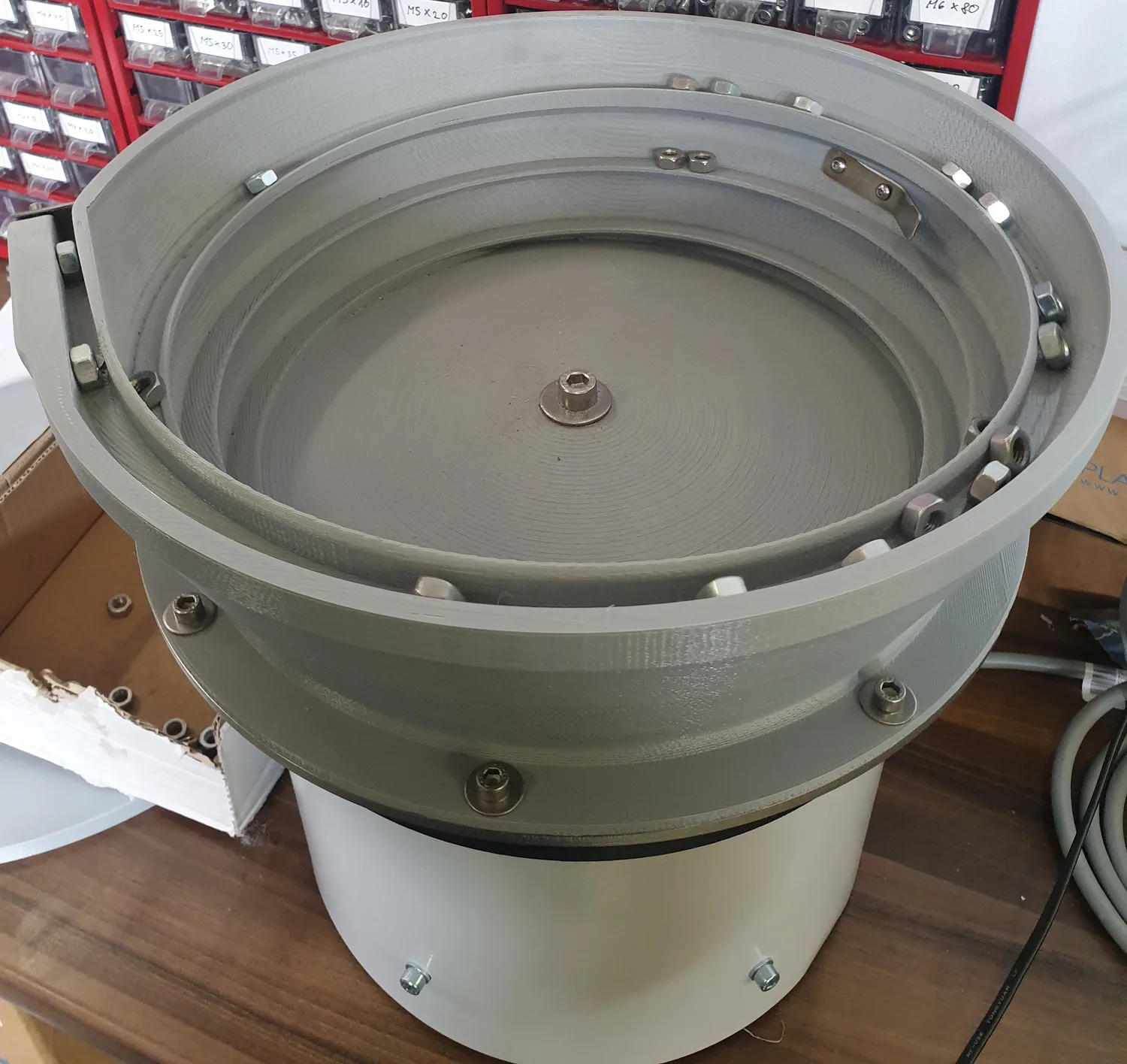 Circular feeder for nuts