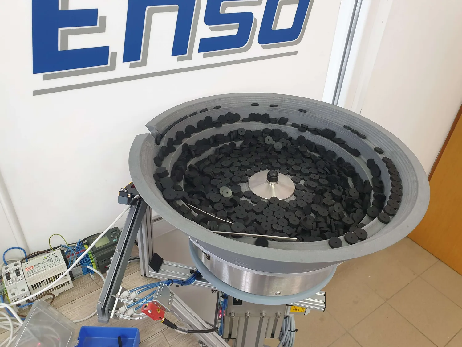 Circular feeder for rubber parts