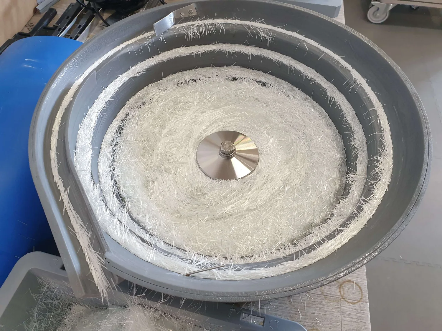 Circular feeder for fibers