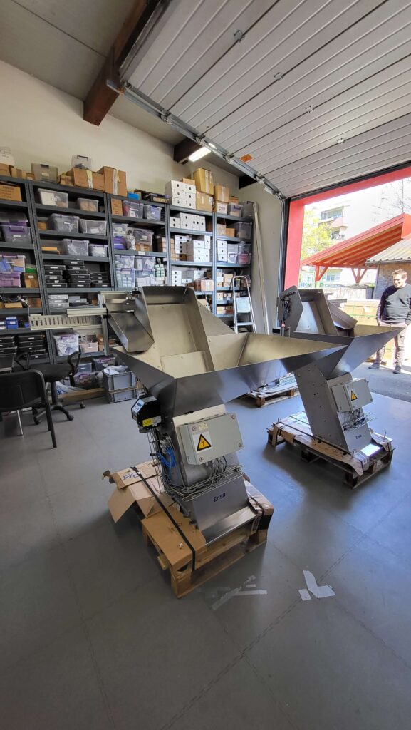 Step feeder for huge parts