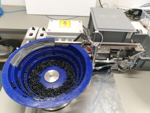 Bowl feeder system on plate