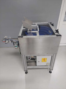 Bowl feeder system in housing