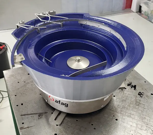 Bowl feeder for oiled metal parts