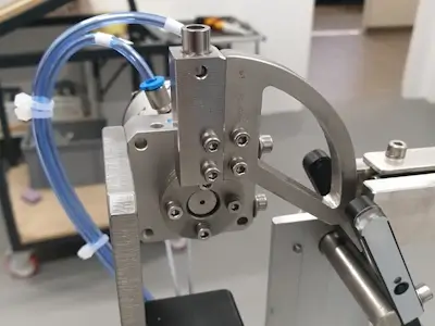 Pneumatic separator with FESTO drive: ENSO solution for precise dosing of pieces into the production line.