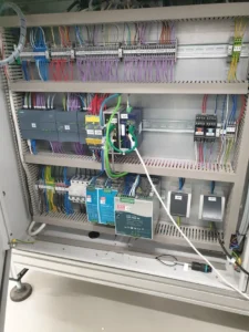 ENSO elektro ormari s PLC upravljanjem: Montaža i kabliranje upravljačkih sustava za strojeve i proizvodne linije.