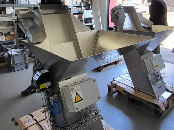 ENSO step feeder for Strojotehnika (Zagreb): Plastic cup dosing system on a conveyor
