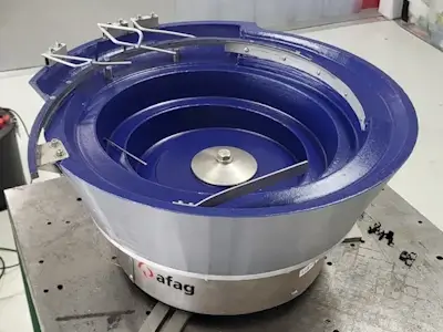 Applying a special coating to the ENSO sorting bowl: Optimizing the surface for working with oily and greasy pieces.