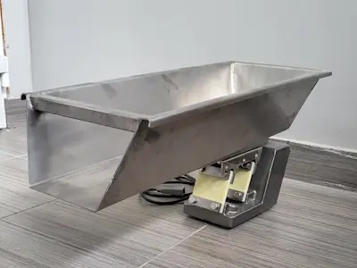 Stainless steel hopper with TUXEL drive: Peripheral equipment to increase the autonomy of the ENSO vibro system.
